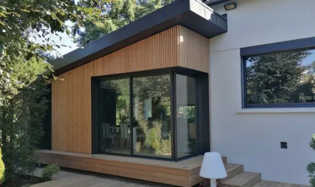 Extension en bardage bois vertical avec terrasse